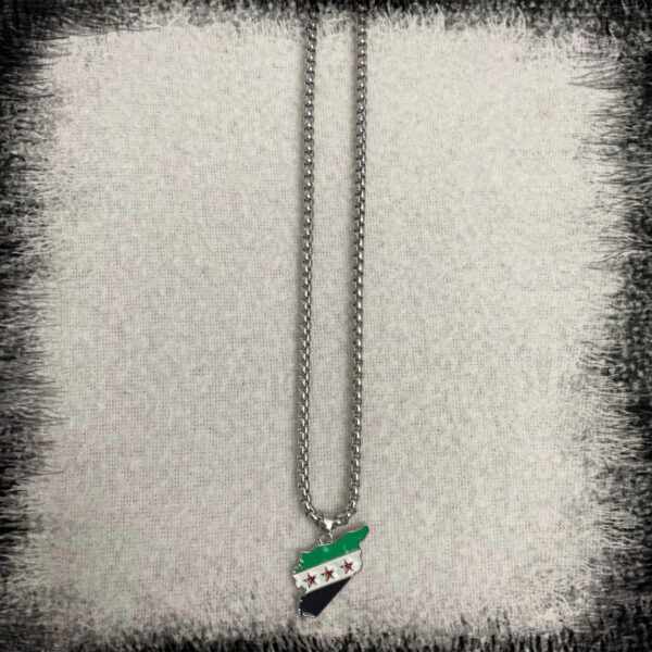 Free Syrian flag map necklace black or silver color Syriska flaggan karta halsband Syrien flaggan karta halsband Syrisk syrien karta halskette