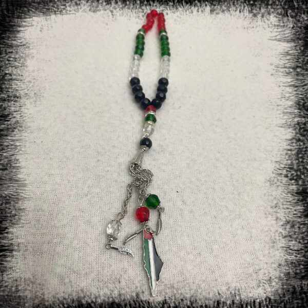 مسبحة من الكريستال موصول بها خريطة فلسطين A crystal rosary attached to Palestine map with red flag Masbaha Palestina Pärlor radband Palestina flagga radband Kristall radband Palestina flagga Palestina Pärlor halskette Palestina flagga kette Kristall radband Palestina flagga Palestina flaggan karta halsband Palestina Kristall Pärlor مسبحة علم فلسطين