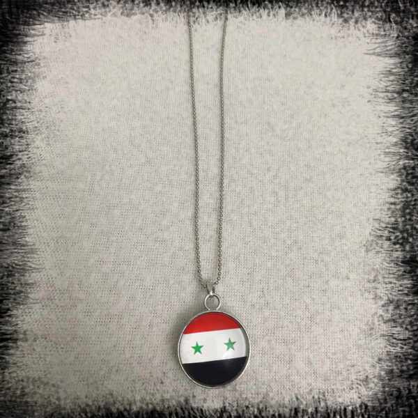 Free Syrian flag map necklace silver color سنسال خريطة العلم السوري الحرة باللون الأسود أو الفضي قلادة علم سوريه الأحمر Syriska flaggan rund halsband