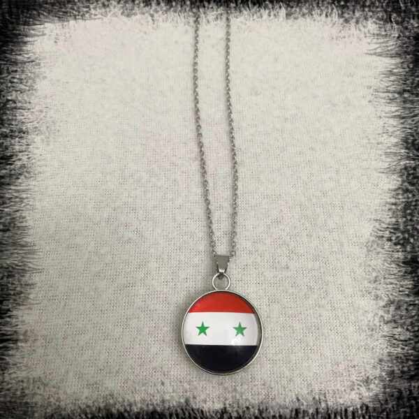 beads necklace with Free Syria map flag سنسال خرز مع خريطة علم سوريا الحرة اللون سنسال مع قلادة علم سورية الاحمر اللون فضي Halsband Syriska flagg Syriska flaggan halsband