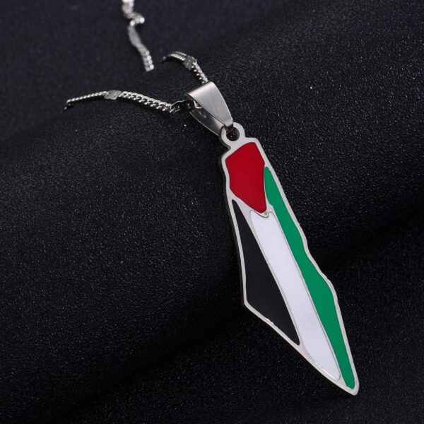 Select قلادة مع سنسال خريطة علم فلسطين اللون فضي Palestine flag map necklace silver color سنسال خريطة العلم الفلسطيني Palestina flaggan halsband eller palestinska flaggan قلادة مع سنسال خريطة علم فلسطين اللون فضي Palestina kartflagga Halsband